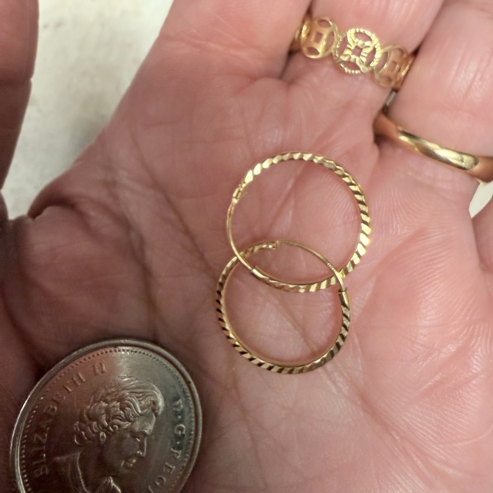 18K Gold Textured Hoop Earrings 1.2g - Picture 4 of 7